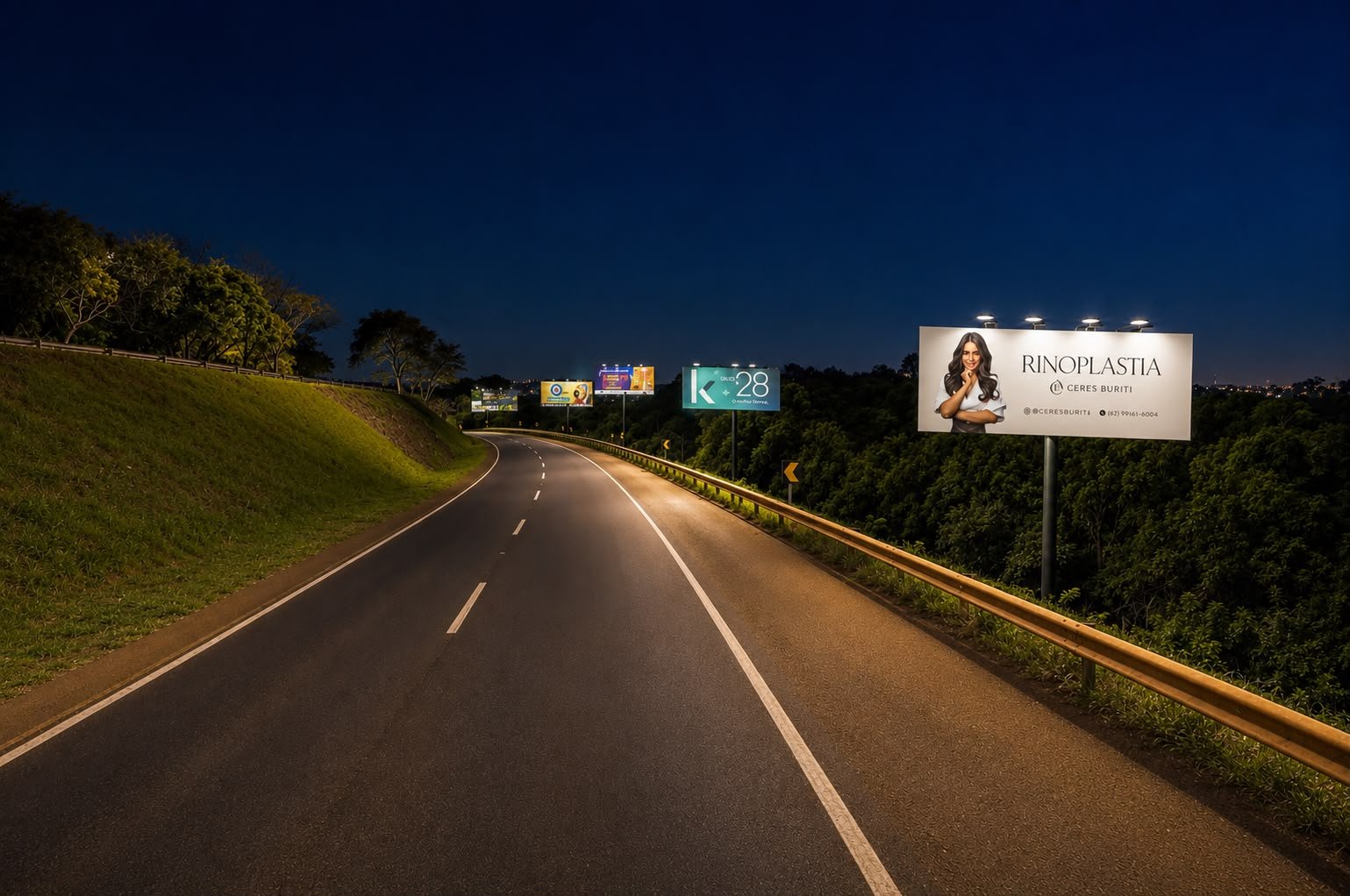 Sequência de painéis rodoviários iluminados da Visolux à noite em rodovia